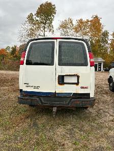 2011 GMC cargo van - Photo 2