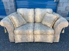 Love Seat - Photo 2