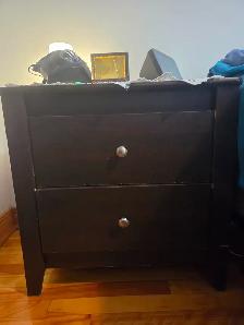 Titre : Ensemble de meubles – 2 tables de chevet   commode – 100
