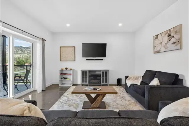 Furnished 2-Bedroom, Rooftop Hot Tub & Sauna - Okanagan Falls