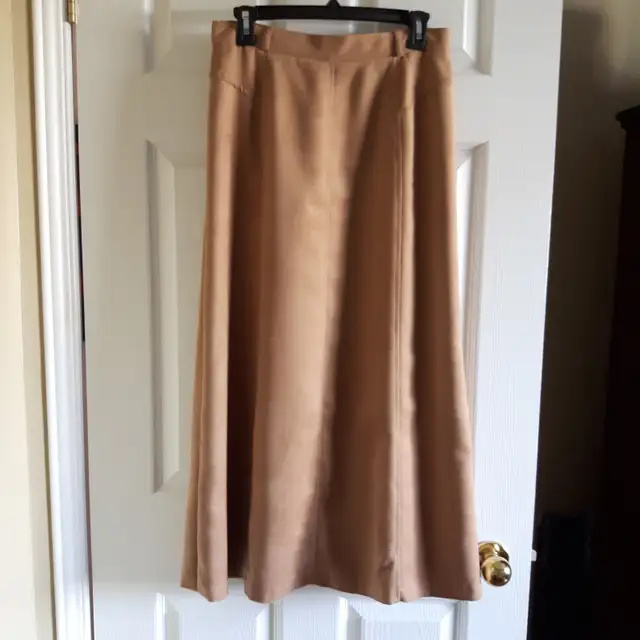 JUPELONGUE NEUVE VELOURBEIGE GR12FEM 28'AJUSTABLEPOUR FEM $15.00