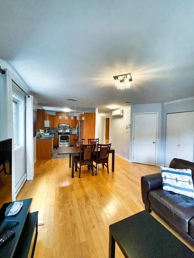 4 1/2 MEUBLÉ,  2 CHAMBRES,  2 BALCONS. 1ER ÉTAGE