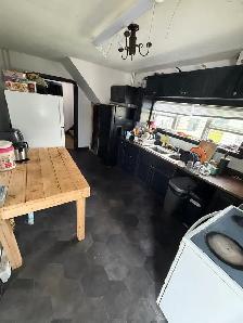 Furnished spacious room for rent in friendly share house - Photo 4