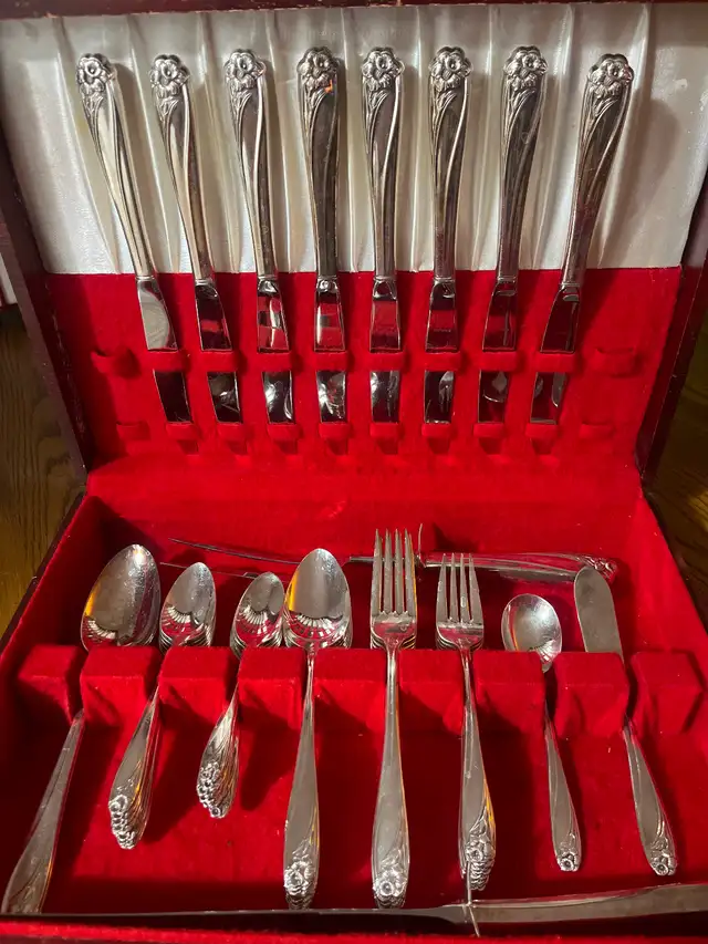 1847 Rogers Bros. Daffodil Flatware Set