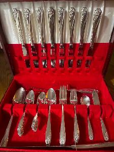 1847 Rogers Bros. Daffodil Flatware Set