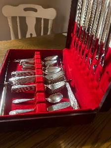 1847 Rogers Bros. Daffodil Flatware Set - Photo 2
