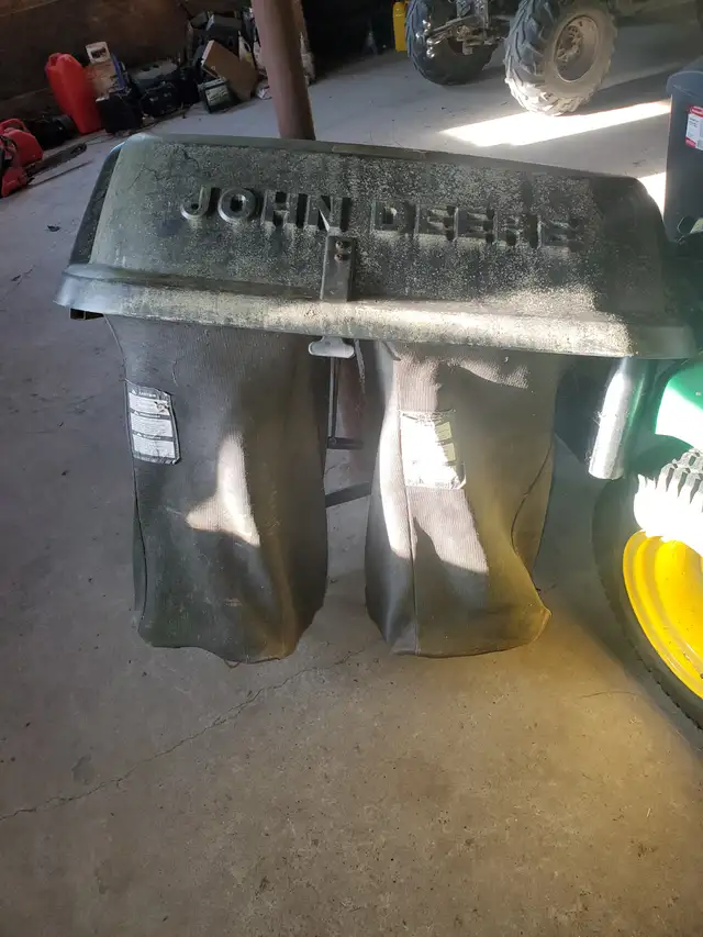 Ensemble ramasse feuille ou gazon pour tracteur
