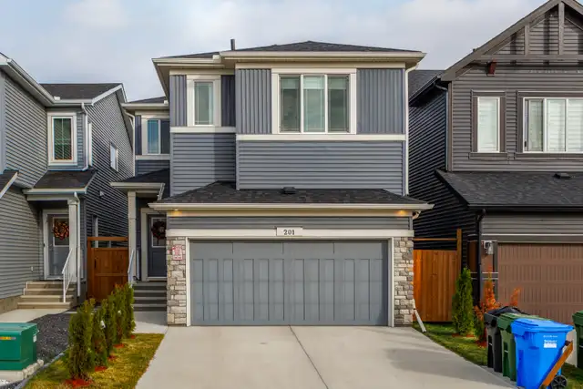 Better than new: 4 bed   bonus room home in Creekstone SW