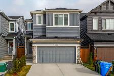 Better than new: 4 bed   bonus room home in Creekstone SW