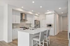 Better than new: 4 bed   bonus room home in Creekstone SW - Photo 2