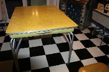 Table jaune retro vintage année 50 propre (Livraison possible)