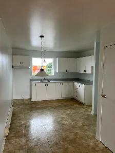 Appartement 4 1/2 libre à Beauport, propre mois gratuit - Photo 2