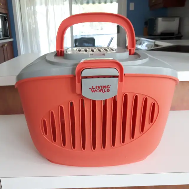 TRANSPORTEUR NEUF POUR CHIEN OU CHAT 12'LARGEx16'HAUT: $15.00