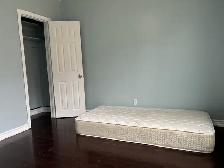 Main Floor Private Room for Rent from Dec 1 in Scarborough - Photo 2
