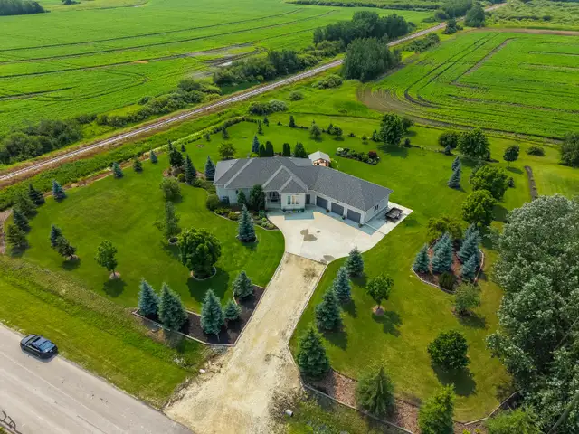Meticulously cared for 3bdrm 3bth Bng w/oversized tpl garage