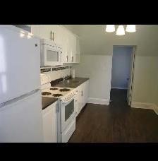 Amazing 4 bedroom unit in downtown Brampton! Utilities are incl - Photo 2
