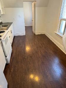 Amazing 4 bedroom unit in downtown Brampton! Utilities are incl - Photo 8