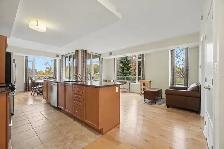 Spacious 2 bedrm 2 bathrm condo in the neighbourhood of Westboro - Photo 2