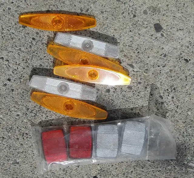 ASSORTED SET OF BIKE REFLECTORS