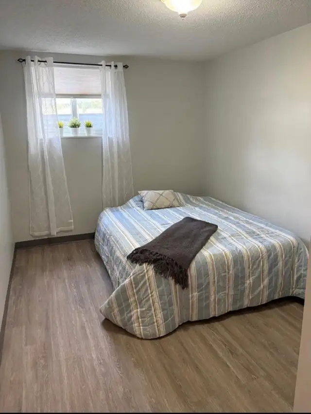 Female Student Room for rent - 1 min to WLU