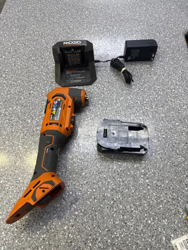 Ridgid R86241 18V Oscillator Tool Kit With  Battery and Charg