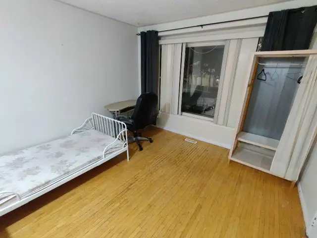 $750 Private room at Fleetwood Cres. on upstairs