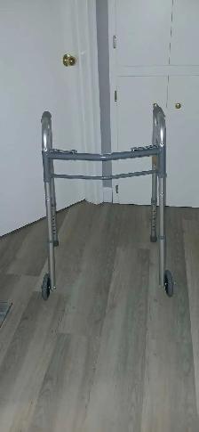 New foldable 2 wheel walker - Photo 3