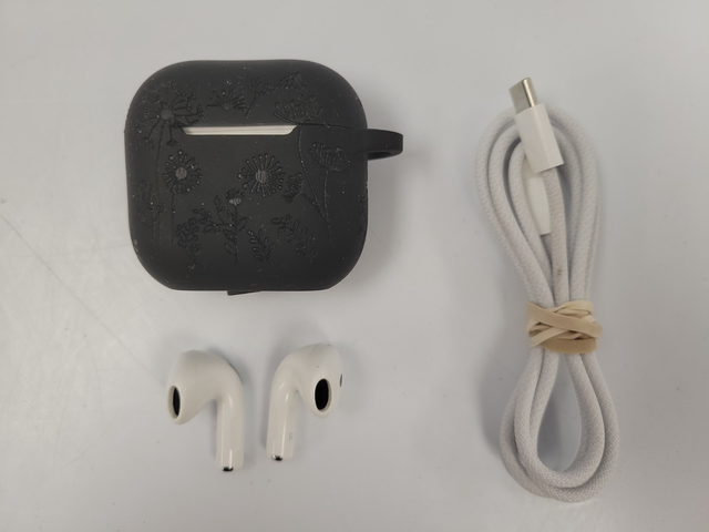 (B1424) Apple A3058 AirPods 4 Ear Buds