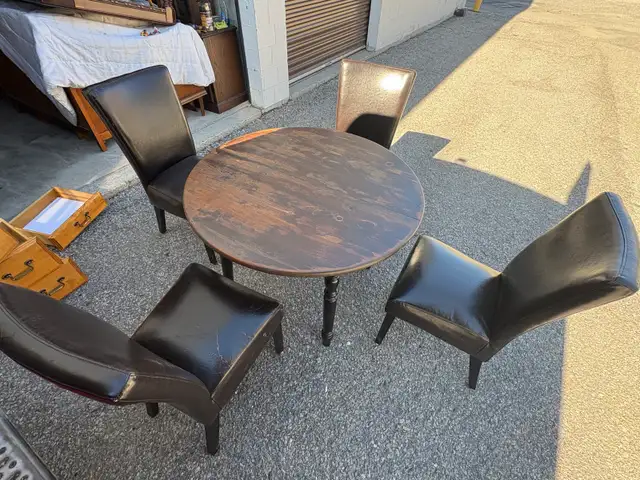Free delivery used Round Wood Table with 4 Chairs