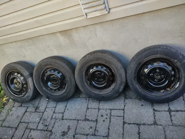 175-70R14x4 pneus été sur jante Hyundai Accent 2011.