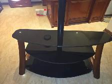 Meuble télé en verre noir – 60 $ – Repentigny