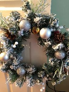 Beautiful White and sparkly  mixed assortment wreath - Photo 2