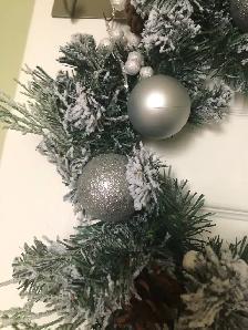Beautiful White and sparkly  mixed assortment wreath - Photo 3