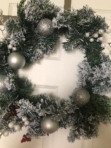 Beautiful White and sparkly  mixed assortment wreath - Photo 4