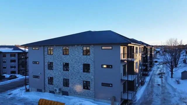 313-40 Patience Ln, 1Bed Den, Uptown w/Balcony, Avail Jan.1