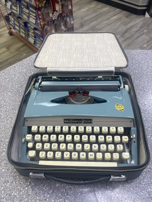 Majestic 600 Typewriter With Case