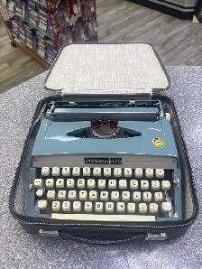 Majestic 600 Typewriter With Case