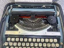 Majestic 600 Typewriter With Case - Photo 2