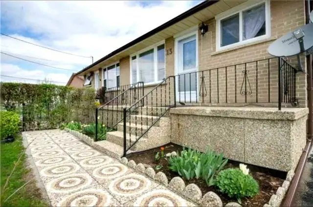 3 Bdrm Top Floor for Rent – Brampton (Kennedy & Steeles), Priv