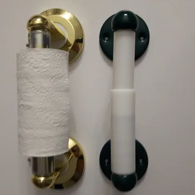 2TOILETTES PORTE-PAPIER AVEC PIED EN MÉTAL SOLIDES: $5.00 CHACUN