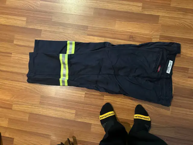 ONE NEW PAIR OF BULWARK FLAME RESISTANT PANTS - LG.