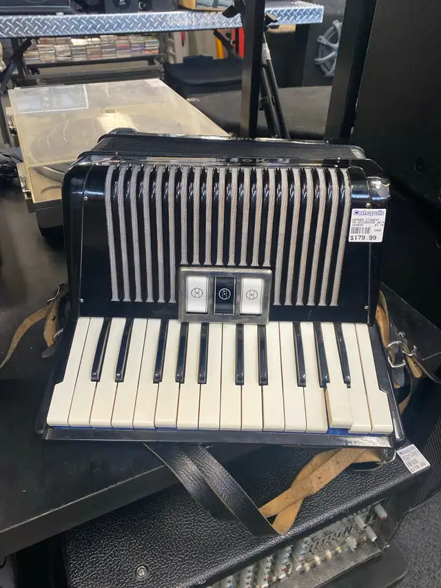 Hohner Student VH Accordion @ Cashopolis!!