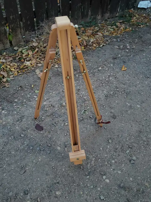 Tri-pod art easel