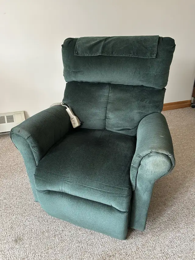 Electric lazy boy chair     free.  works good