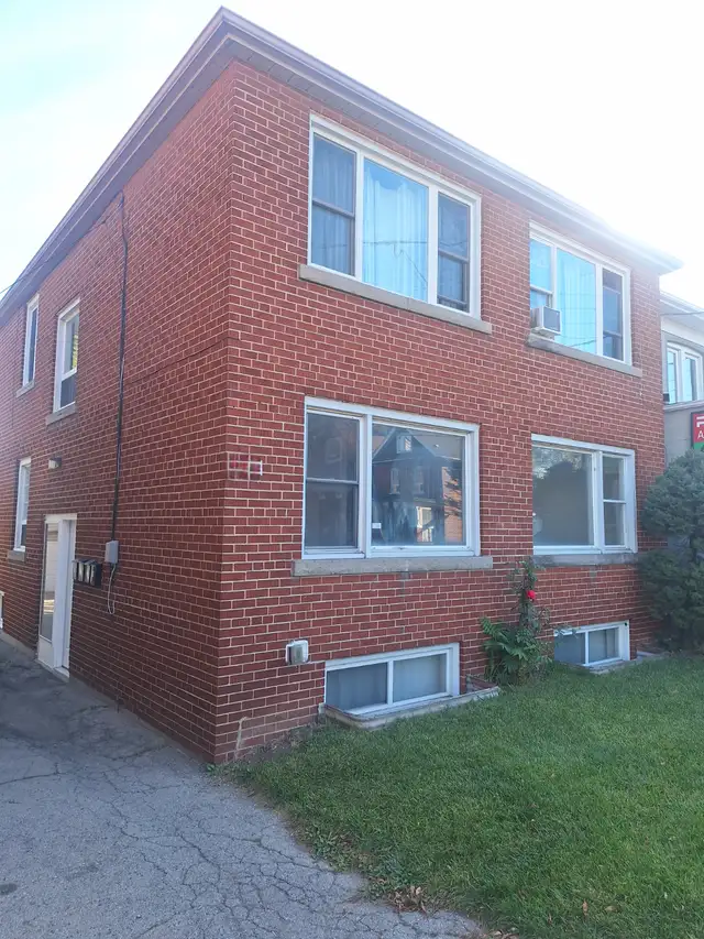 3 Bedroom Apartment - $2100  Electricity