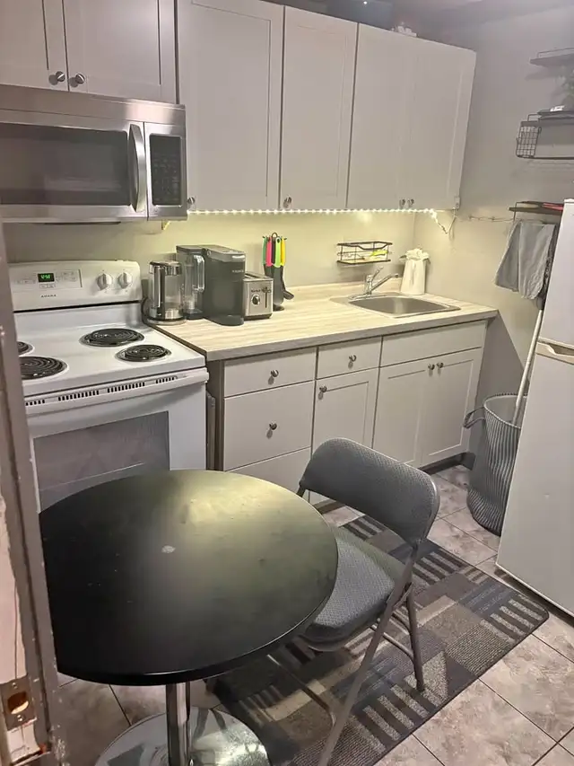 Fully Furnished Cozy Studio All Utilities, Wi-Fi & Parking Incl!