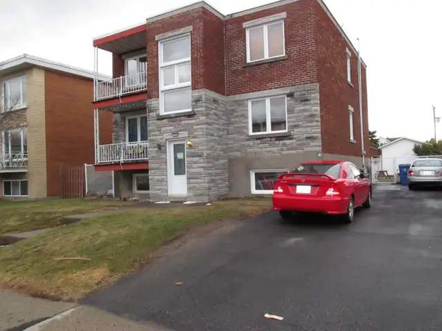 À LOUER À LONGUEUIL — SUPERBE GRAND 5 ½ AVEC 3 CHAMBRES !