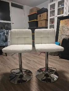 • 2x White Tufted Adjustable Bar Stools – Chrome Base