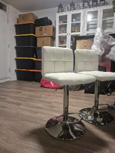 • 2x White Tufted Adjustable Bar Stools – Chrome Base - Photo 2