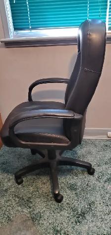HIGH BACK CHAIR - COMFY - EASY ROLLER - GENTLY USED - Photo 2